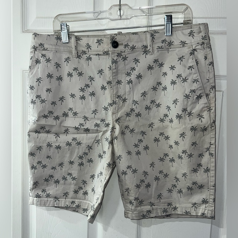 Express Men’s Khaki Shorts *NEVER WORN*